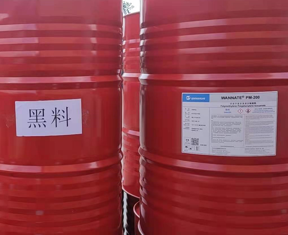 喷涂硬泡聚氨酯以聚氨酯黑料(聚合MDI)、顺达白料(组合聚醚)为双组分。按照质量比1:1的比例，通过高压无气喷枪自动混合均匀，然后以气雾的形式高速喷涂，由于其优异的自粘接性能，最终在被喷涂面上形成均匀、细腻的泡沫体