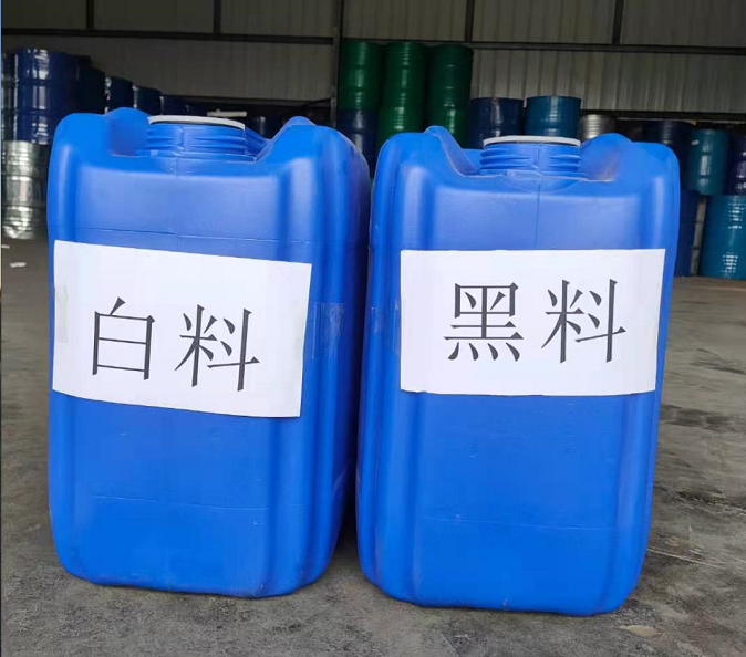 喷涂硬泡聚氨酯以聚氨酯黑料(聚合MDI)、顺达白料(组合聚醚)为双组分。按照质量比1:1的比例，通过高压无气喷枪自动混合均匀，然后以气雾的形式高速喷涂，由于其优异的自粘接性能，最终在被喷涂面上形成均匀、细腻的泡沫体